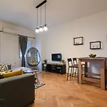 Апартаменти Zara Apartment