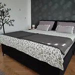 Zara Apartment Апартаменти *