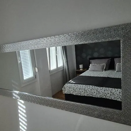 Zara Apartment דירה
